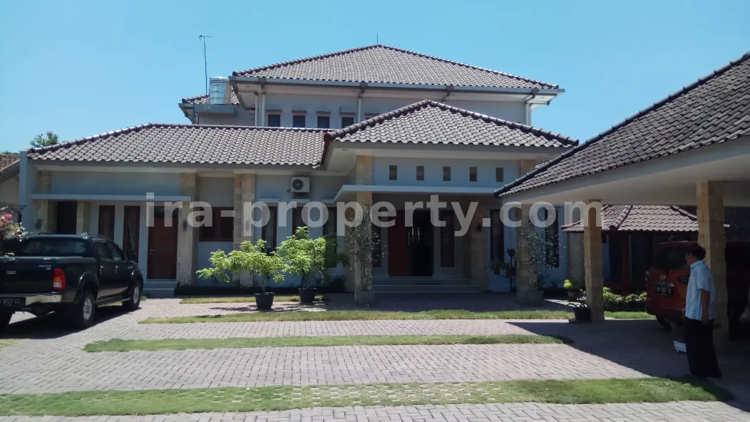 Rumah Mewah dengan Kolam Renang Pribadi di Mataram - 817 - 10