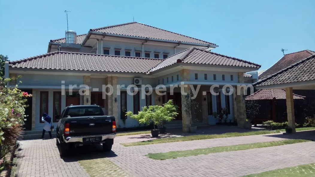 Rumah Mewah dengan Kolam Renang Pribadi di Mataram - 817 - 17