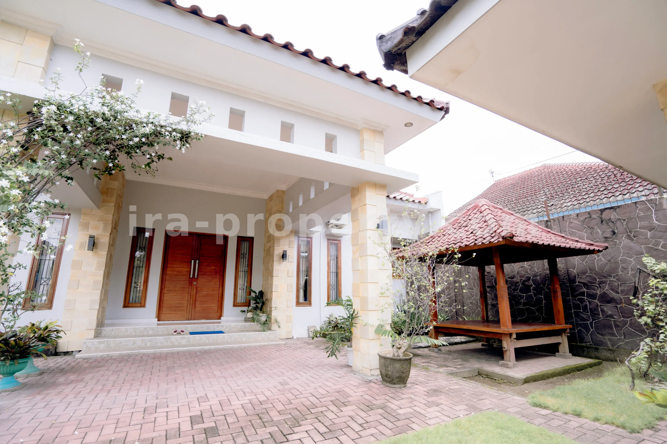 Rumah · Kota Mataram · foto 2 dari 17 Rumah Mewah dengan Kolam Renang Pribadi di Mataram - 817 - 2