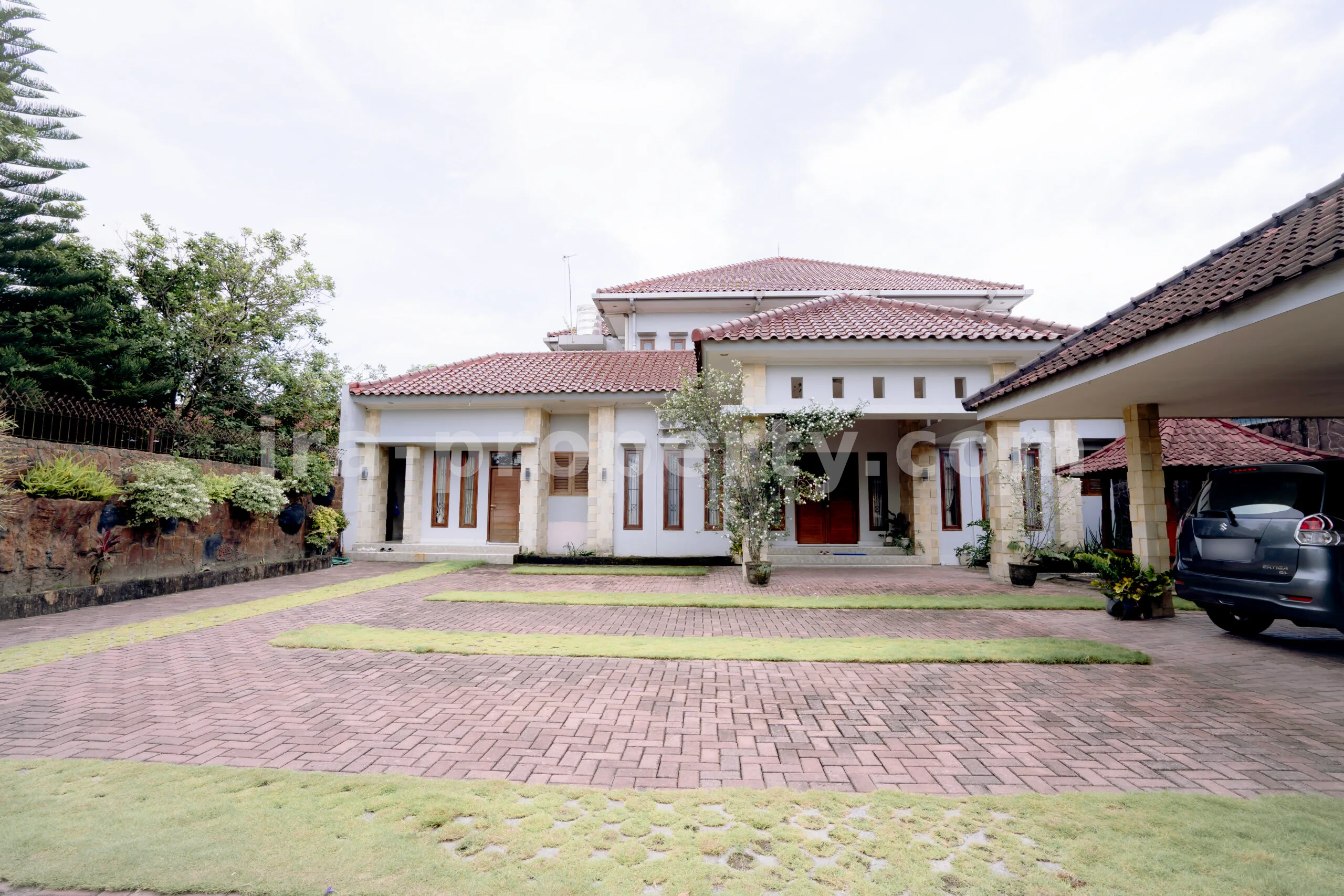 Rumah · Kota Mataram · foto 3 dari 17 Rumah Mewah dengan Kolam Renang Pribadi di Mataram - 817 - 3