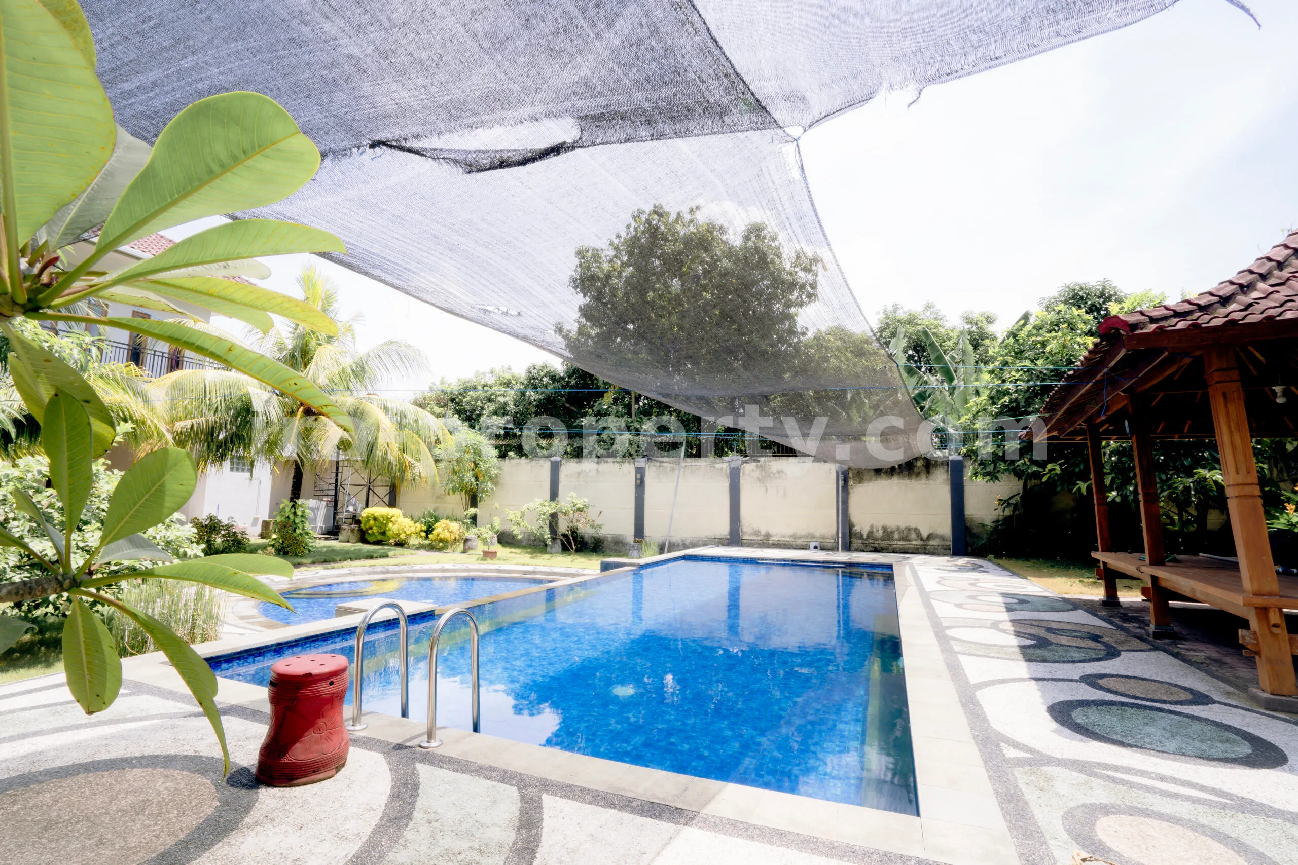 Rumah Mewah dengan Kolam Renang Pribadi di Mataram - 817 - 8