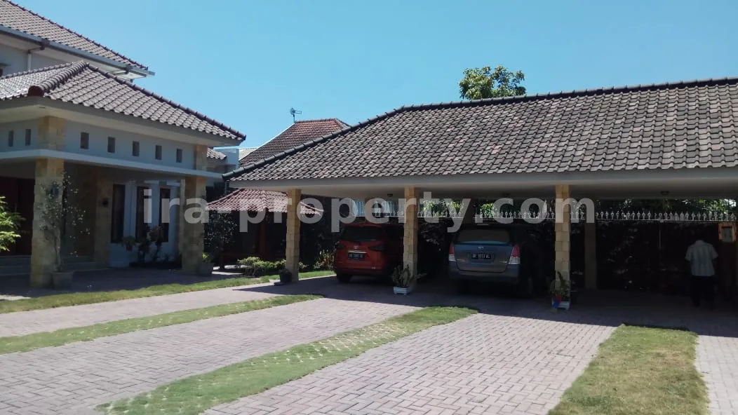 Rumah Mewah dengan Kolam Renang Pribadi di Mataram - 817 - 9