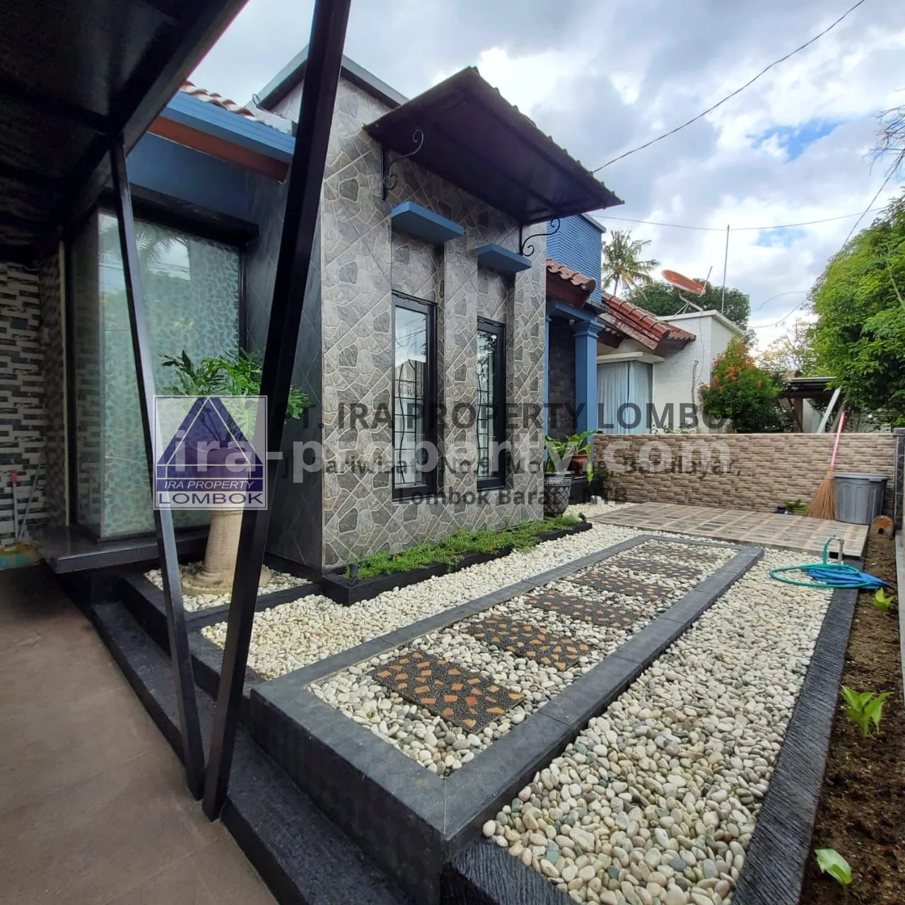 Rumah · Area Lombok Barat · foto 1 dari 9 Rumah Minimalis Modern di Meninting Regency - 517-3 - 1