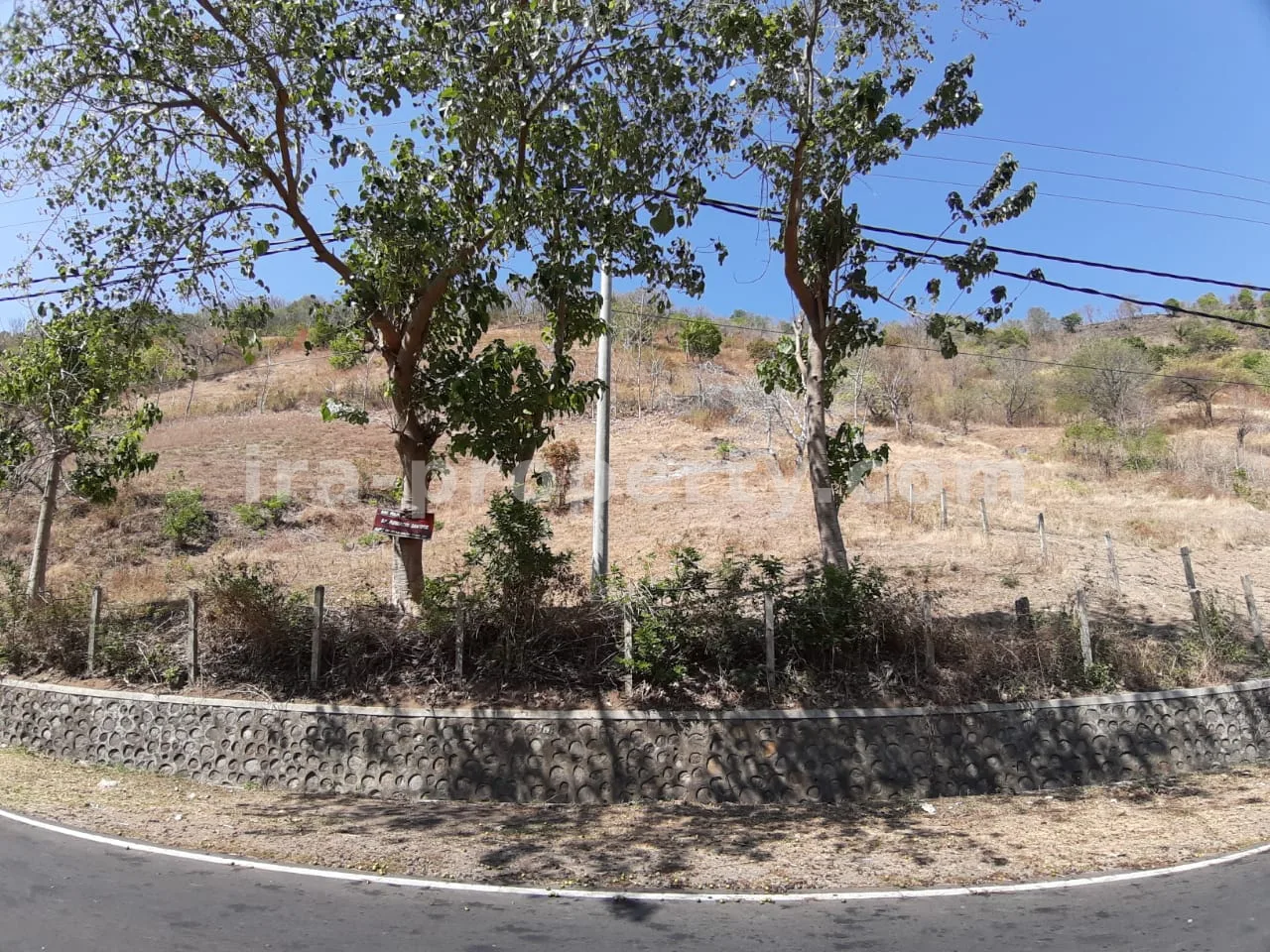 Tanah · Senggigi · foto 1 dari 4 Tanah Pinggir Jalan Strategis Dekat Pantai Malimbu, Senggigi - 345 - 1