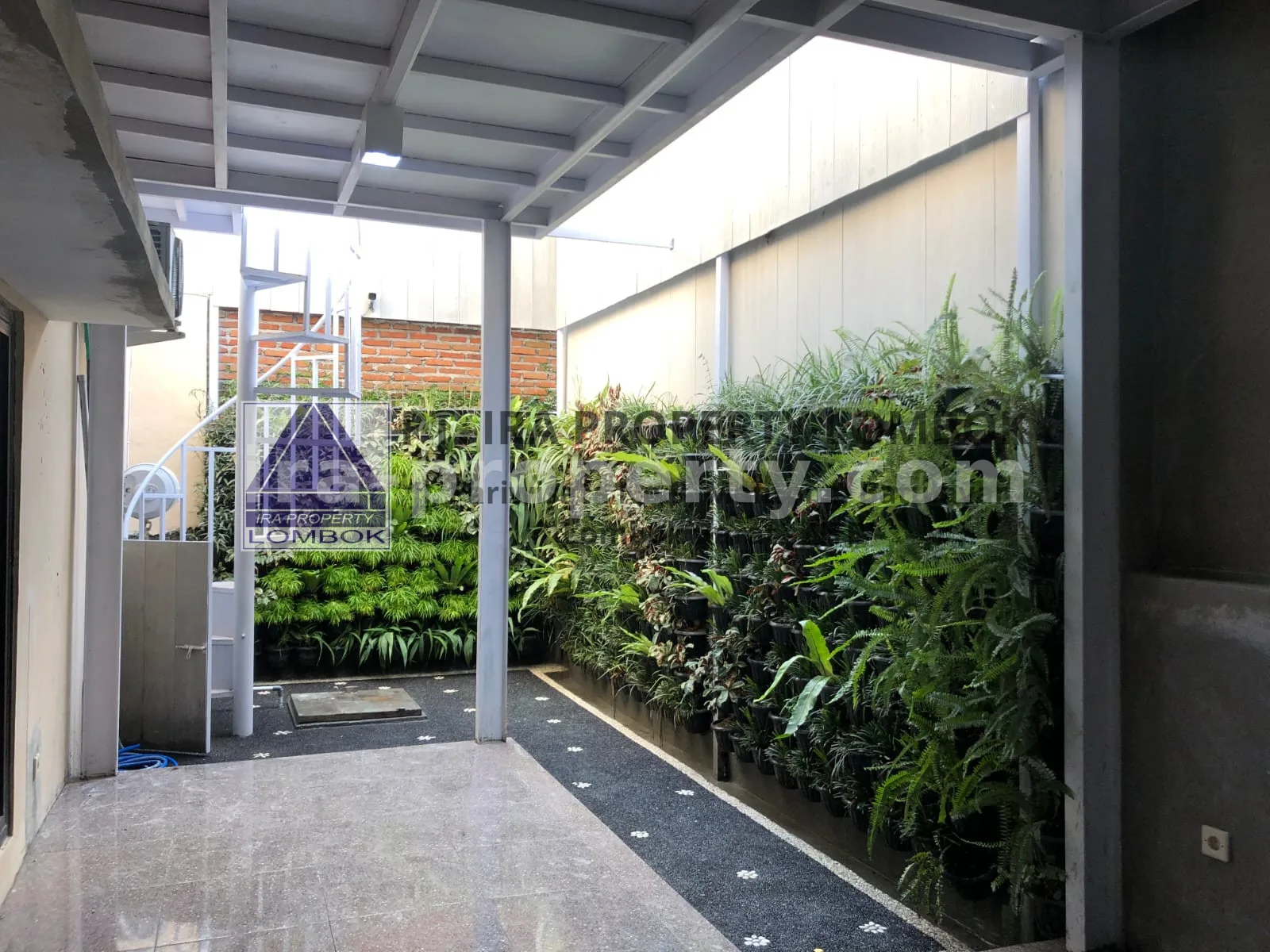 Rumah · Area Lombok Barat · foto 2 dari 8 Rumah Modern 2 Lantai di Kompleks Bale Pelangi - 471 - 2
