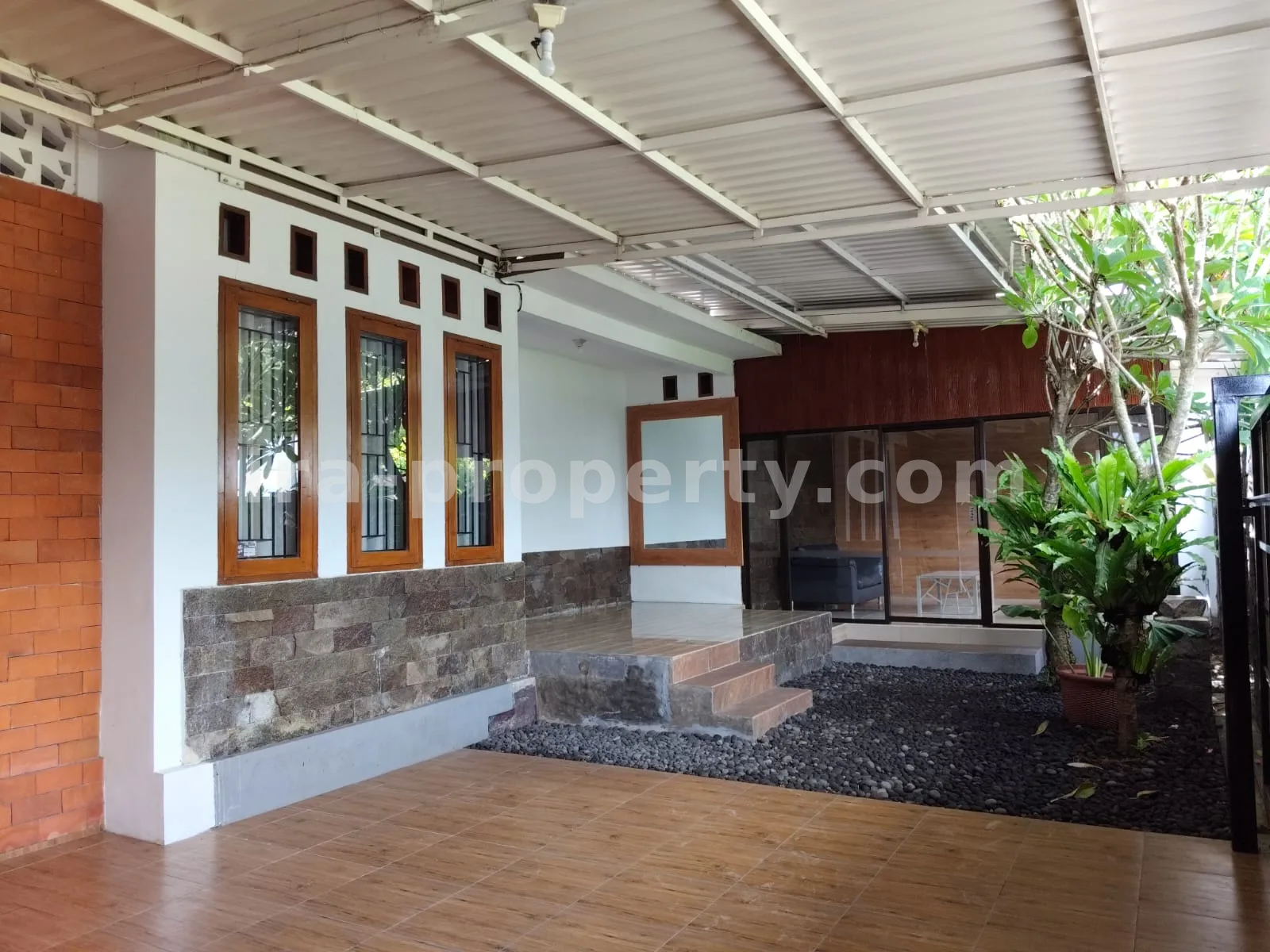 Rumah · Kota Mataram · foto 1 dari 19 Rumah Mewah Dijual di Kompleks Udayana, Kota Mataram - 656 - 1