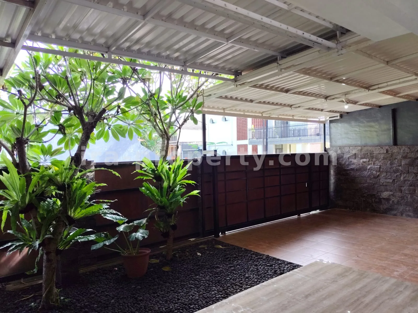 Rumah · Kota Mataram · foto 2 dari 19 Rumah Mewah Dijual di Kompleks Udayana, Kota Mataram - 656 - 2