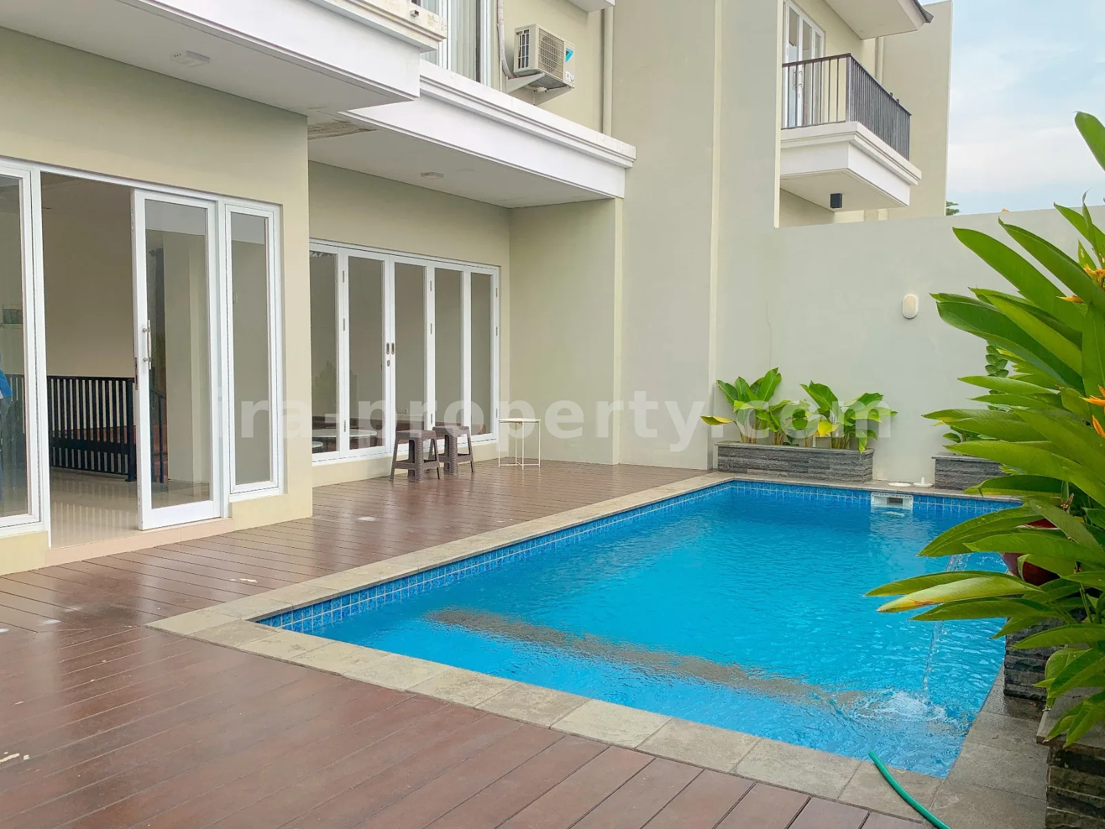 Rumah · Kota Mataram · foto 1 dari 9 Rumah dengan Kolam Renang Pribadi di Sweta, Mataram - 671 - 1