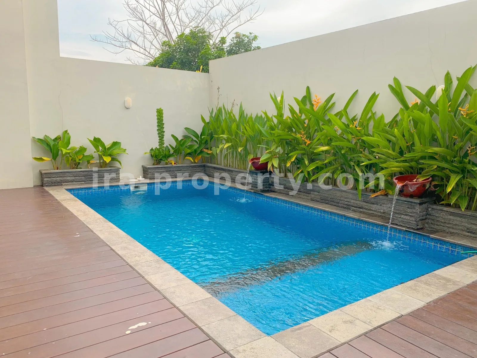 Rumah dengan Kolam Renang Pribadi di Sweta, Mataram - 671 - 8