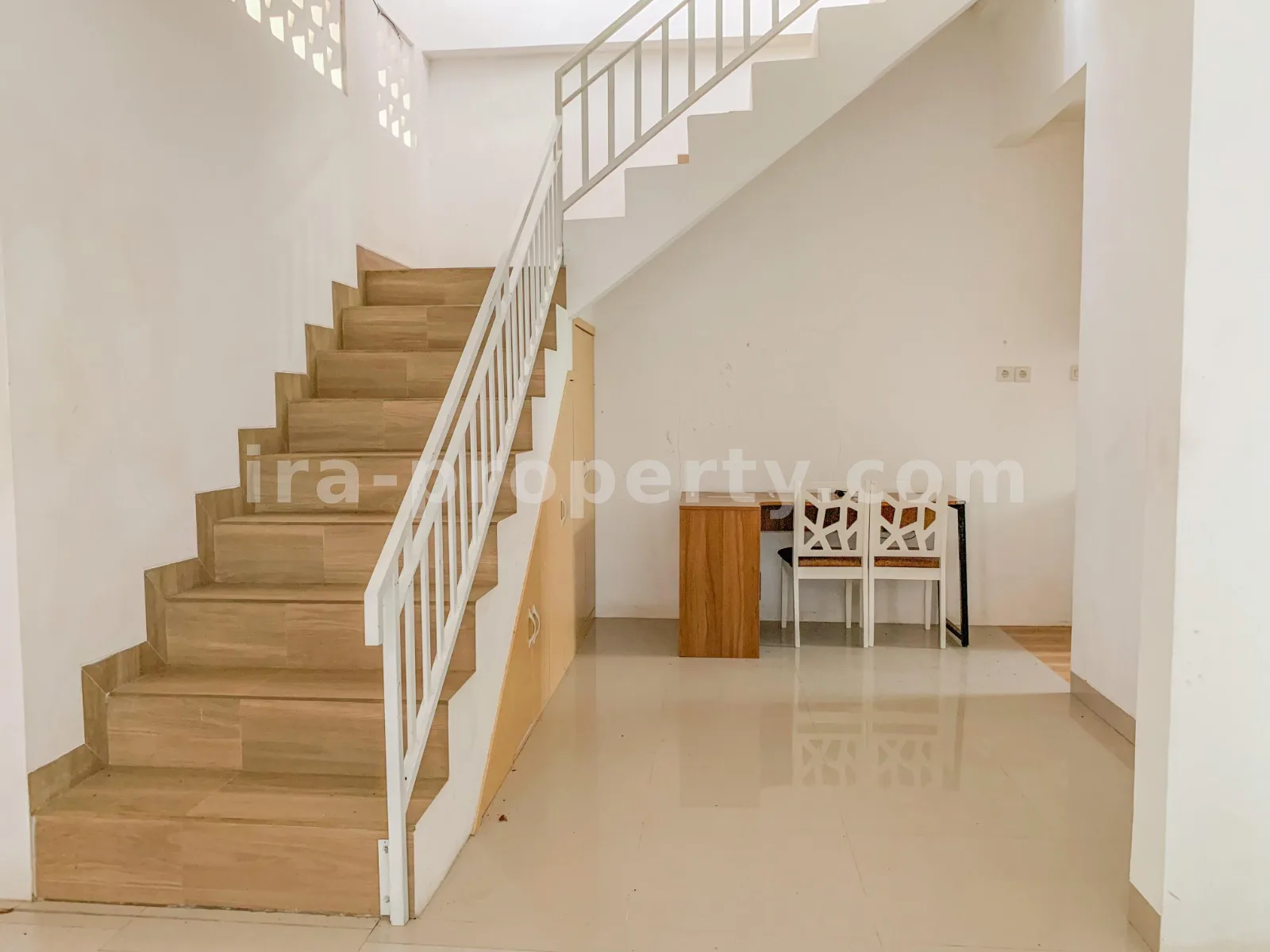 Rumah · Kota Mataram · foto 4 dari 19 Rumah Mewah Dijual di Kompleks Udayana, Kota Mataram - 656 - 4