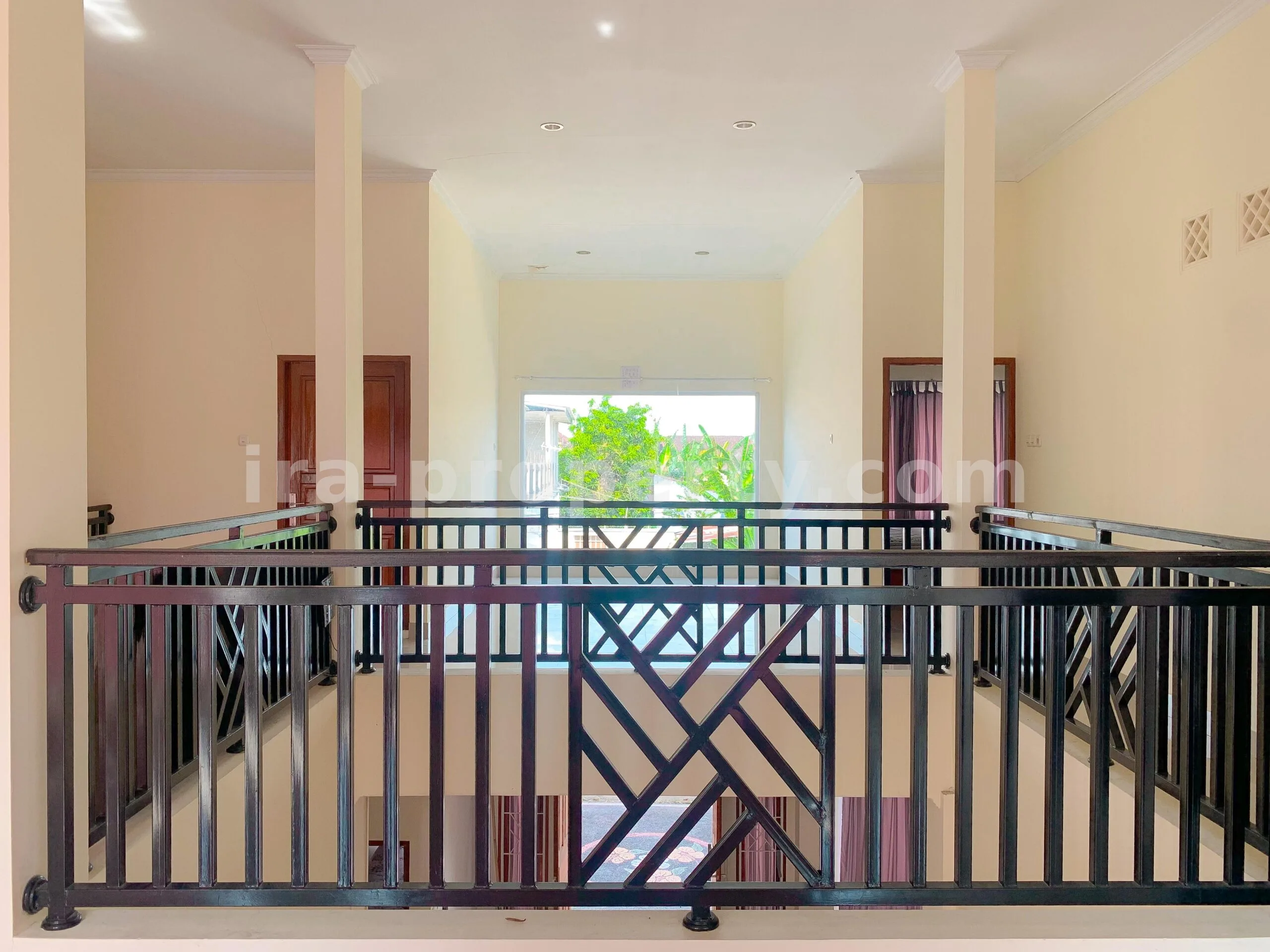Rumah Gaya Vila dengan Kolam Renang Pribadi untuk Dijual di Udayana, Mataram - 670 - 11