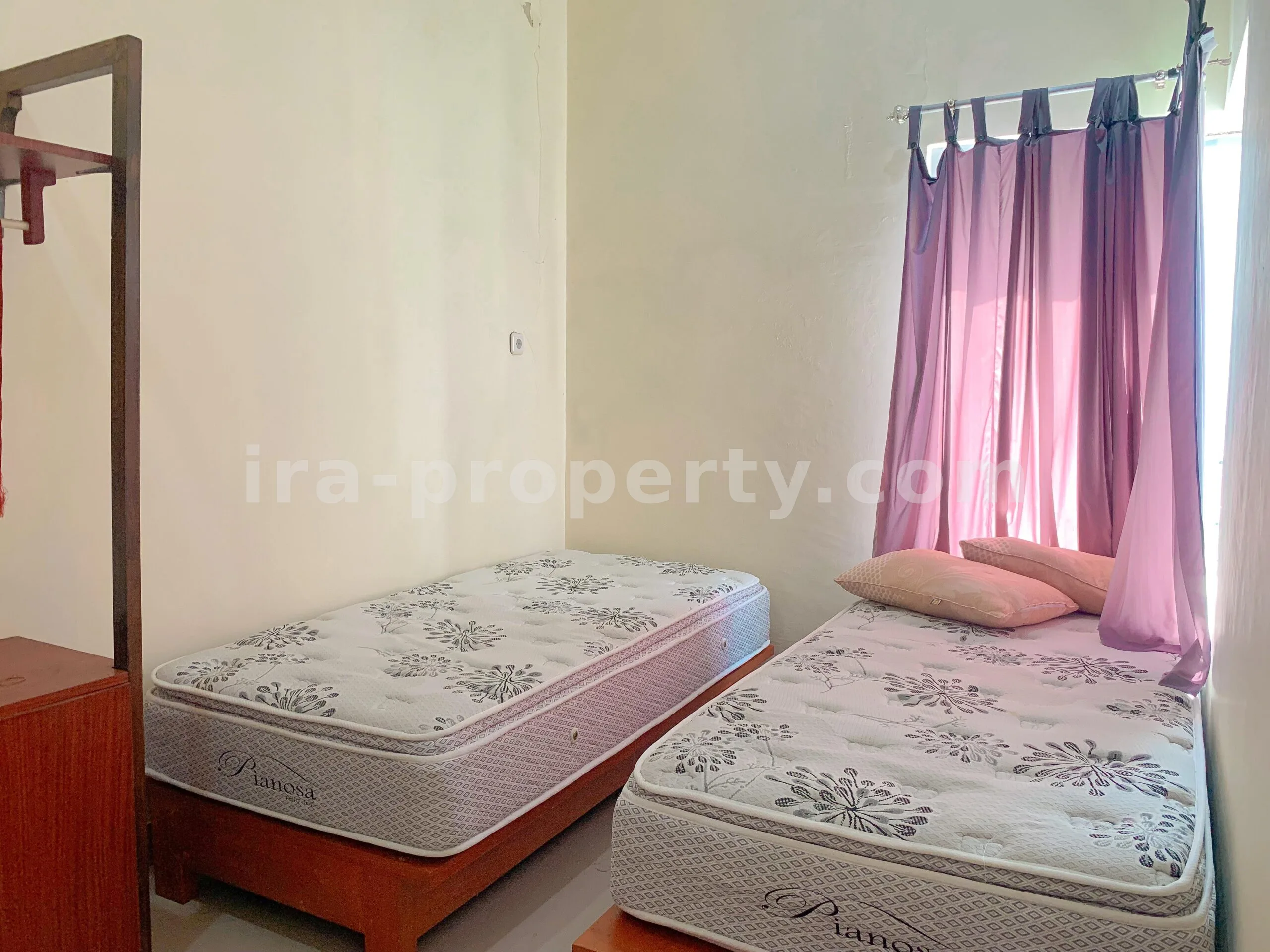 Rumah Gaya Vila dengan Kolam Renang Pribadi untuk Dijual di Udayana, Mataram - 670 - 12