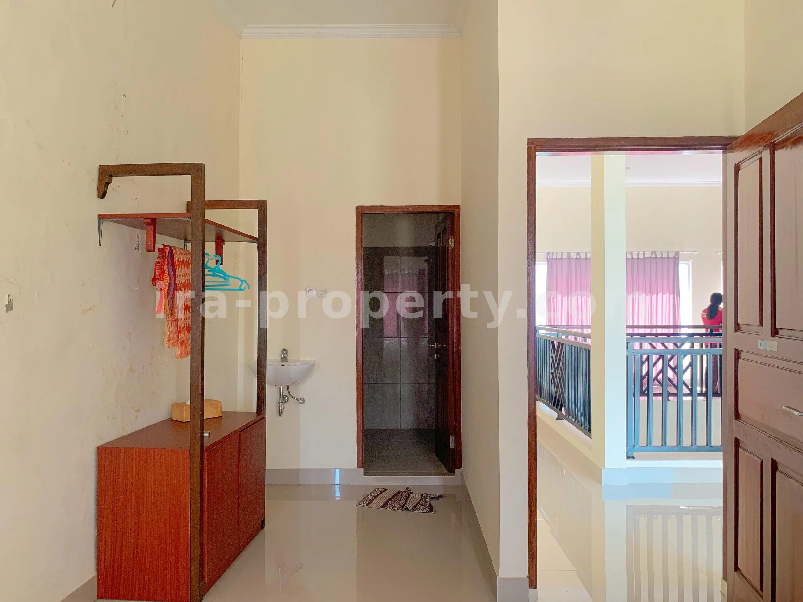 Rumah Gaya Vila dengan Kolam Renang Pribadi untuk Dijual di Udayana, Mataram - 670 - 13