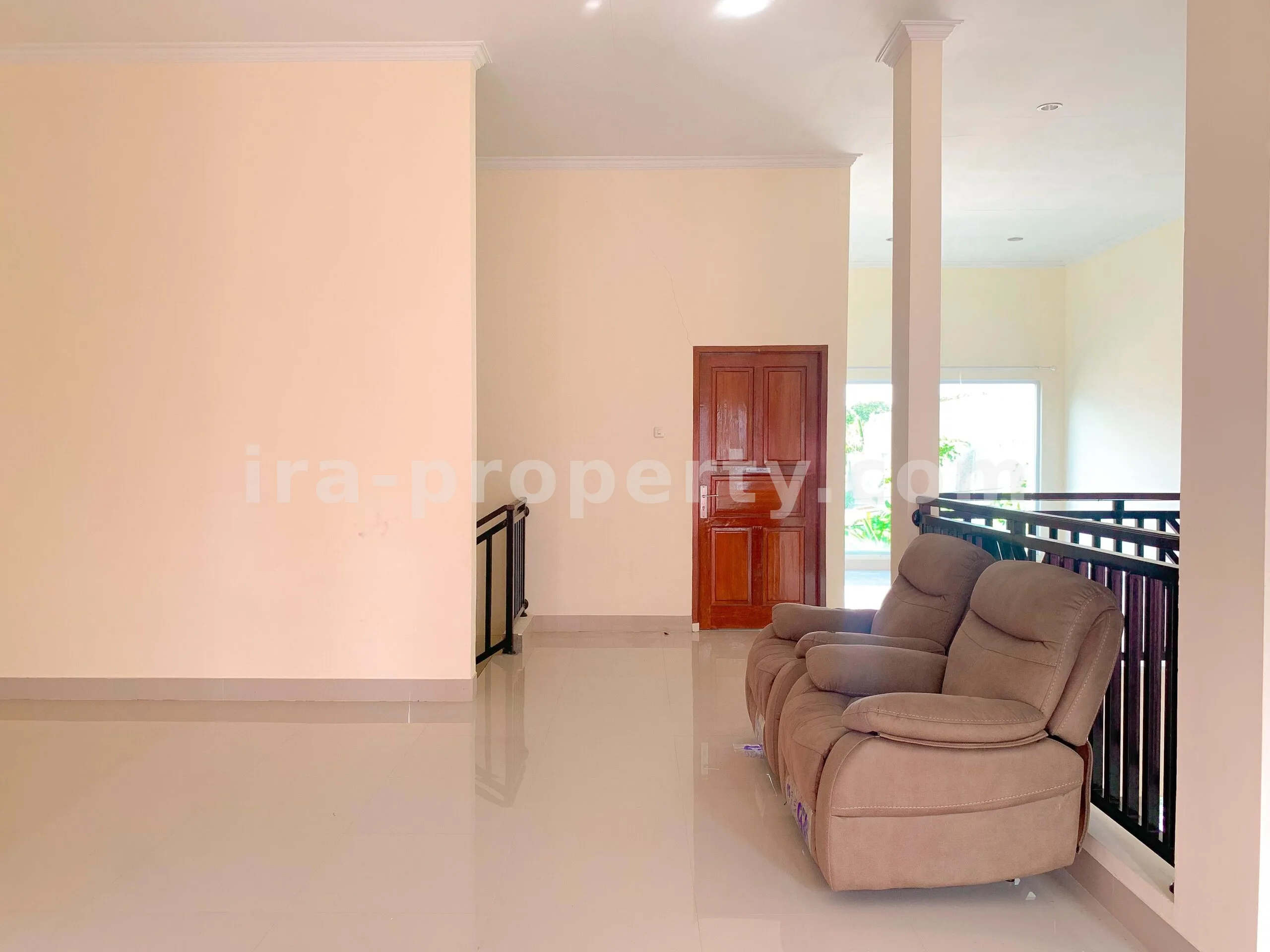 Rumah Gaya Vila dengan Kolam Renang Pribadi untuk Dijual di Udayana, Mataram - 670 - 16
