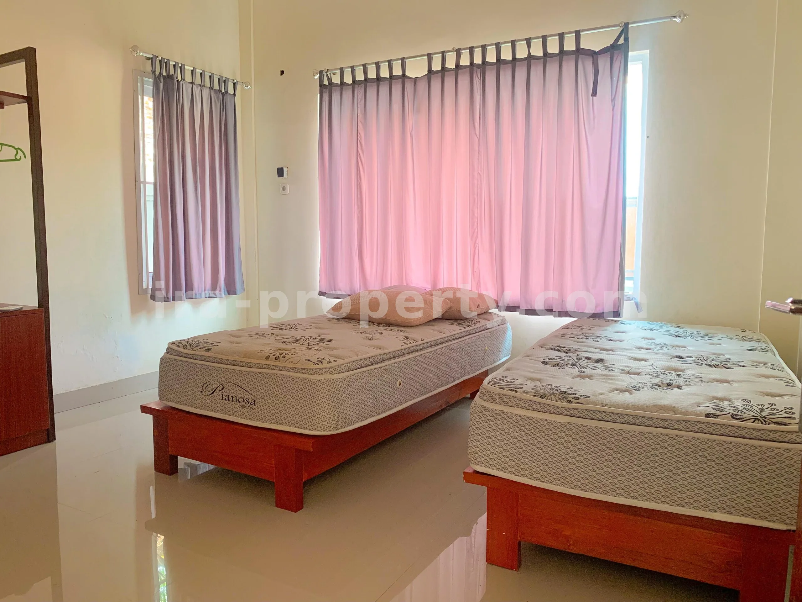 Rumah Gaya Vila dengan Kolam Renang Pribadi untuk Dijual di Udayana, Mataram - 670 - 18
