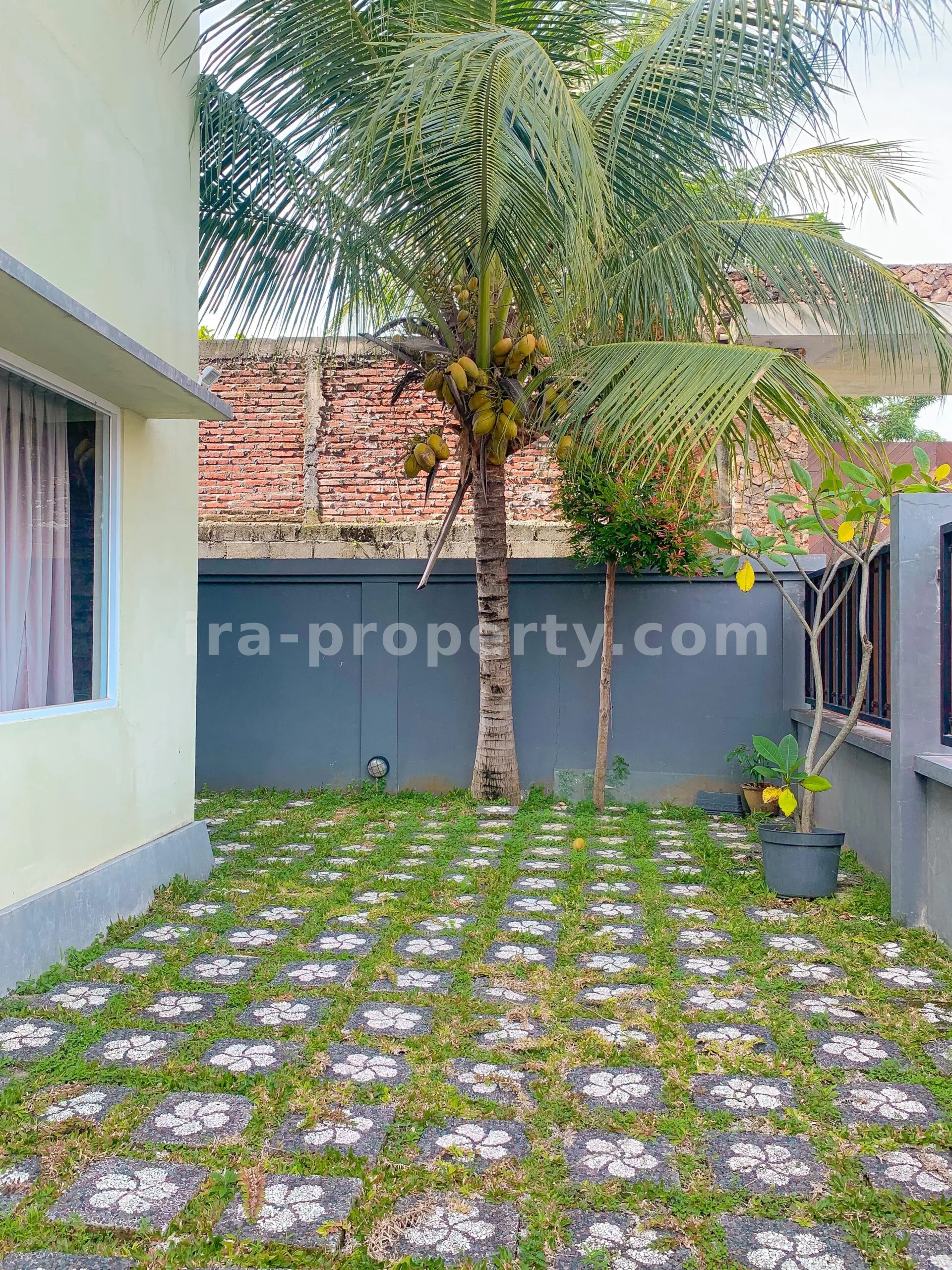 Rumah Gaya Vila dengan Kolam Renang Pribadi untuk Dijual di Udayana, Mataram - 670 - 23