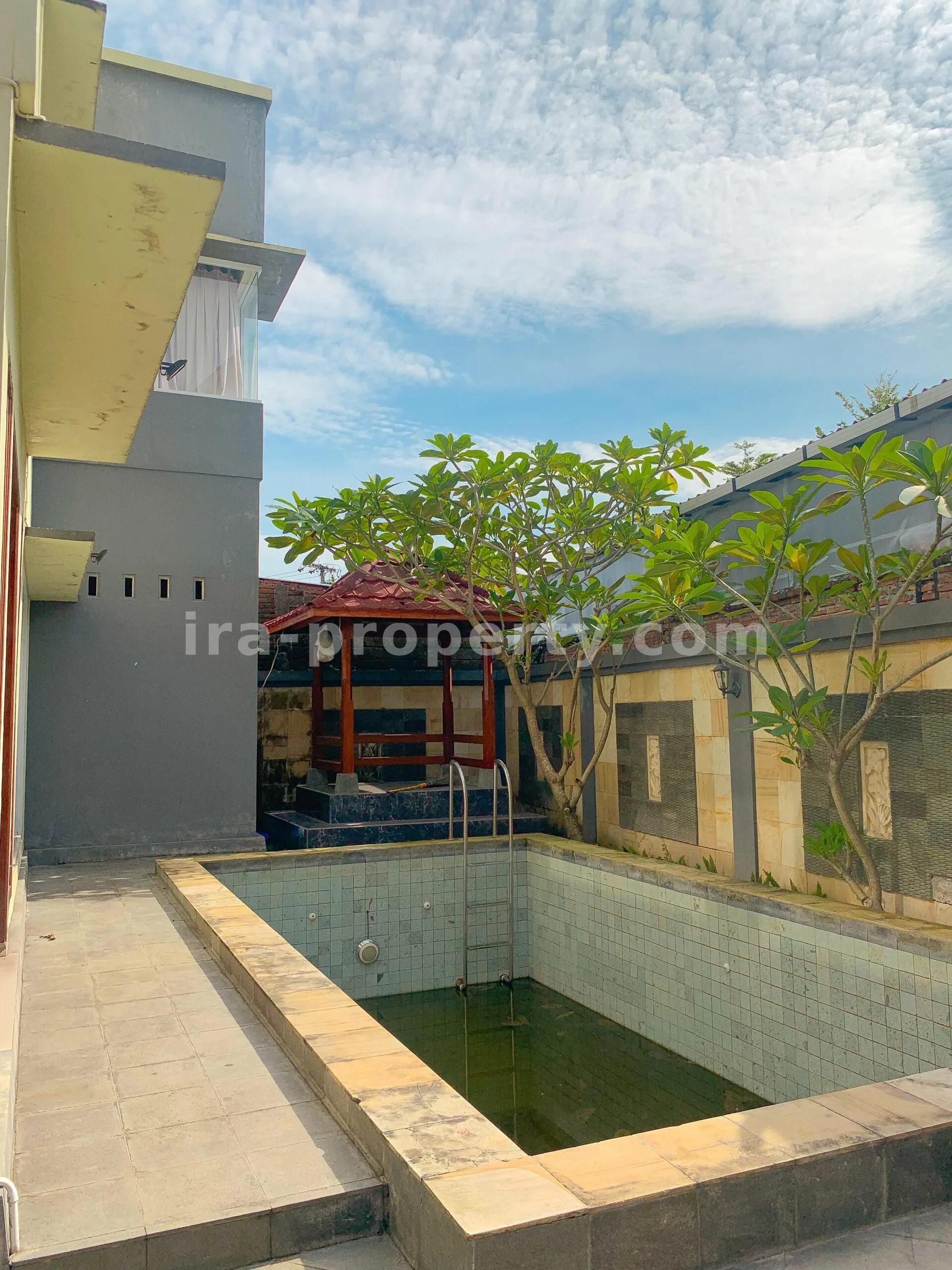 Rumah Gaya Vila dengan Kolam Renang Pribadi untuk Dijual di Udayana, Mataram - 670 - 24
