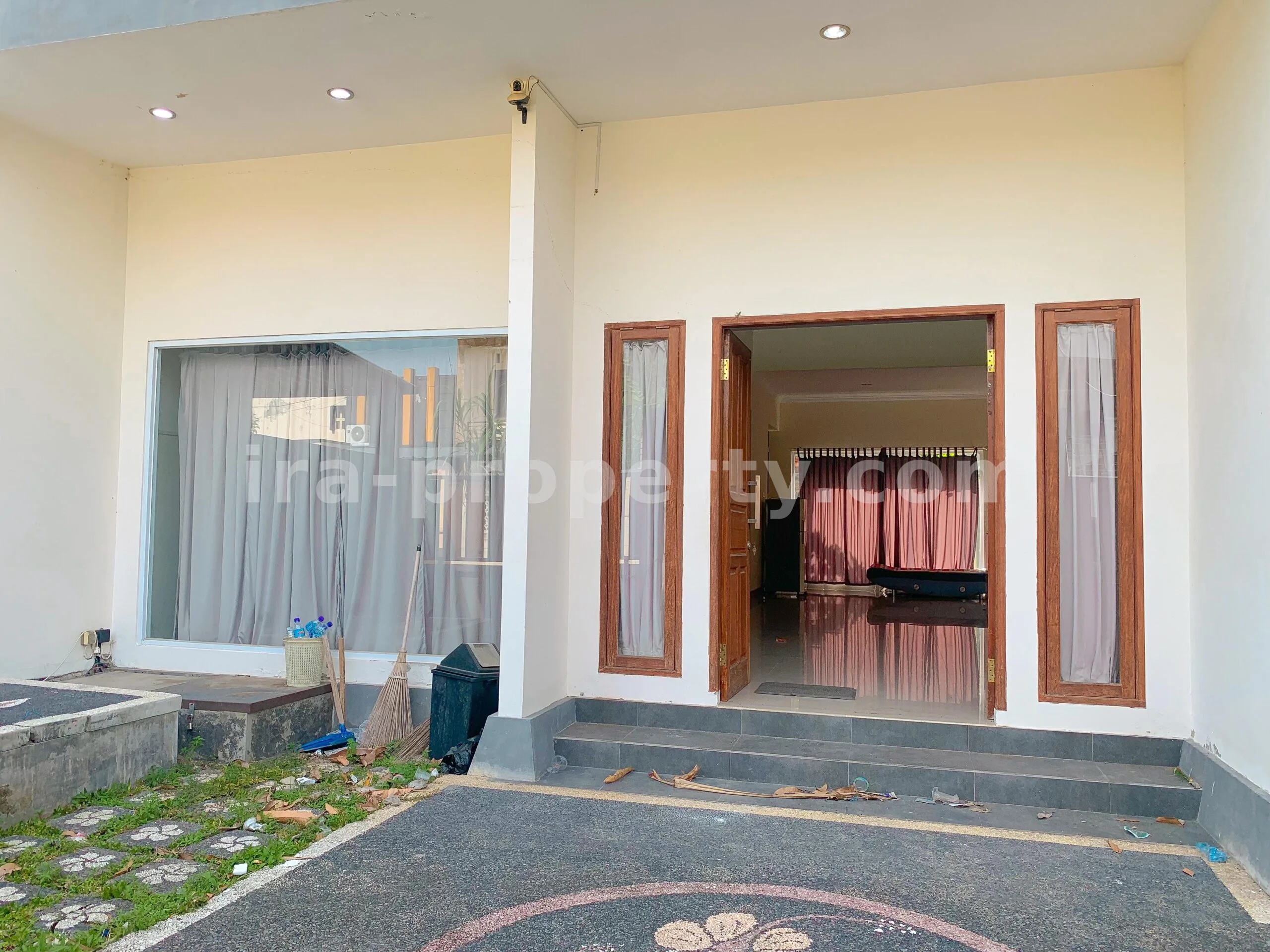 Villa & Hotel · Kota Mataram · foto 3 dari 25 Rumah Gaya Vila dengan Kolam Renang Pribadi untuk Dijual di Udayana, Mataram - 670 - 3