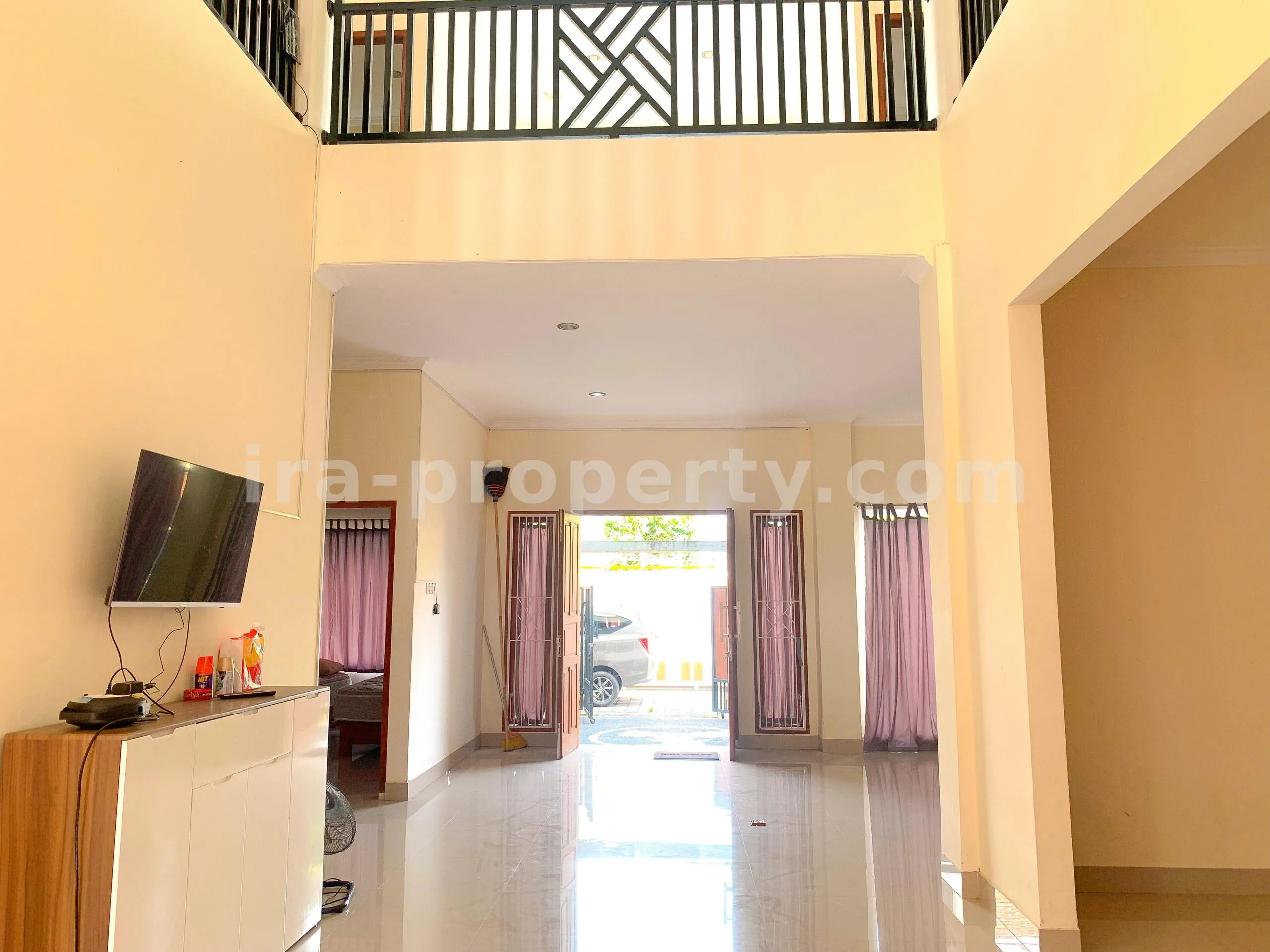 Villa & Hotel · Kota Mataram · foto 5 dari 25 Rumah Gaya Vila dengan Kolam Renang Pribadi untuk Dijual di Udayana, Mataram - 670 - 5