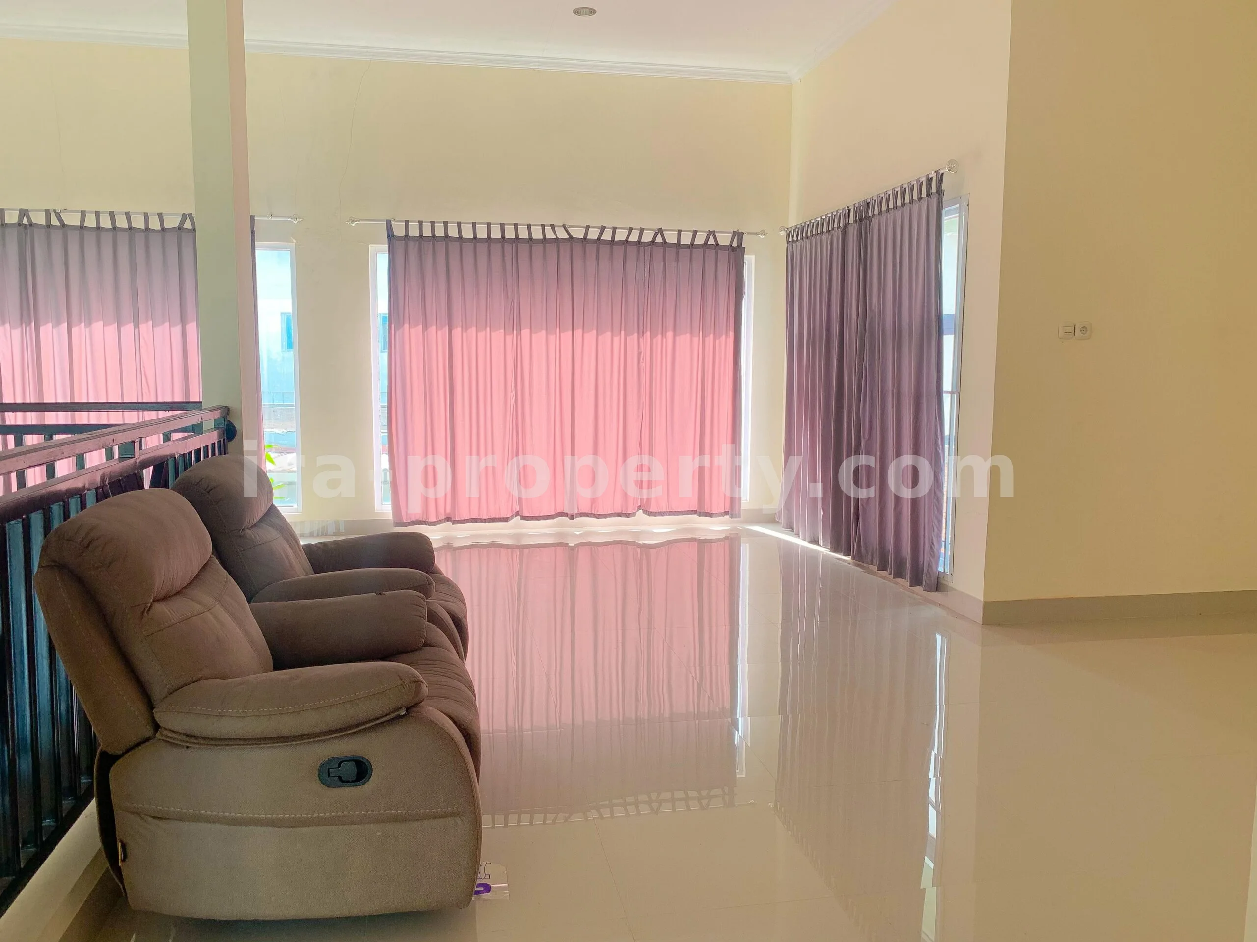 Rumah Gaya Vila dengan Kolam Renang Pribadi untuk Dijual di Udayana, Mataram - 670 - 8