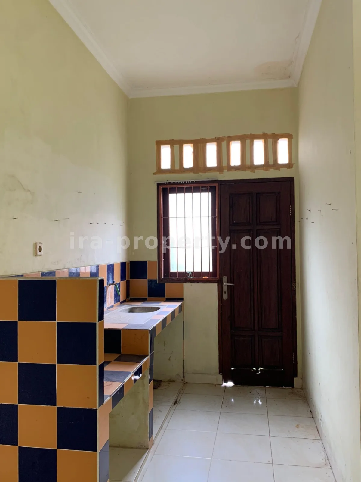 Rumah untuk Dijual di Kompleks Griya Ellen, Jl. Adi Sucipto, Mataram - 644 - 8