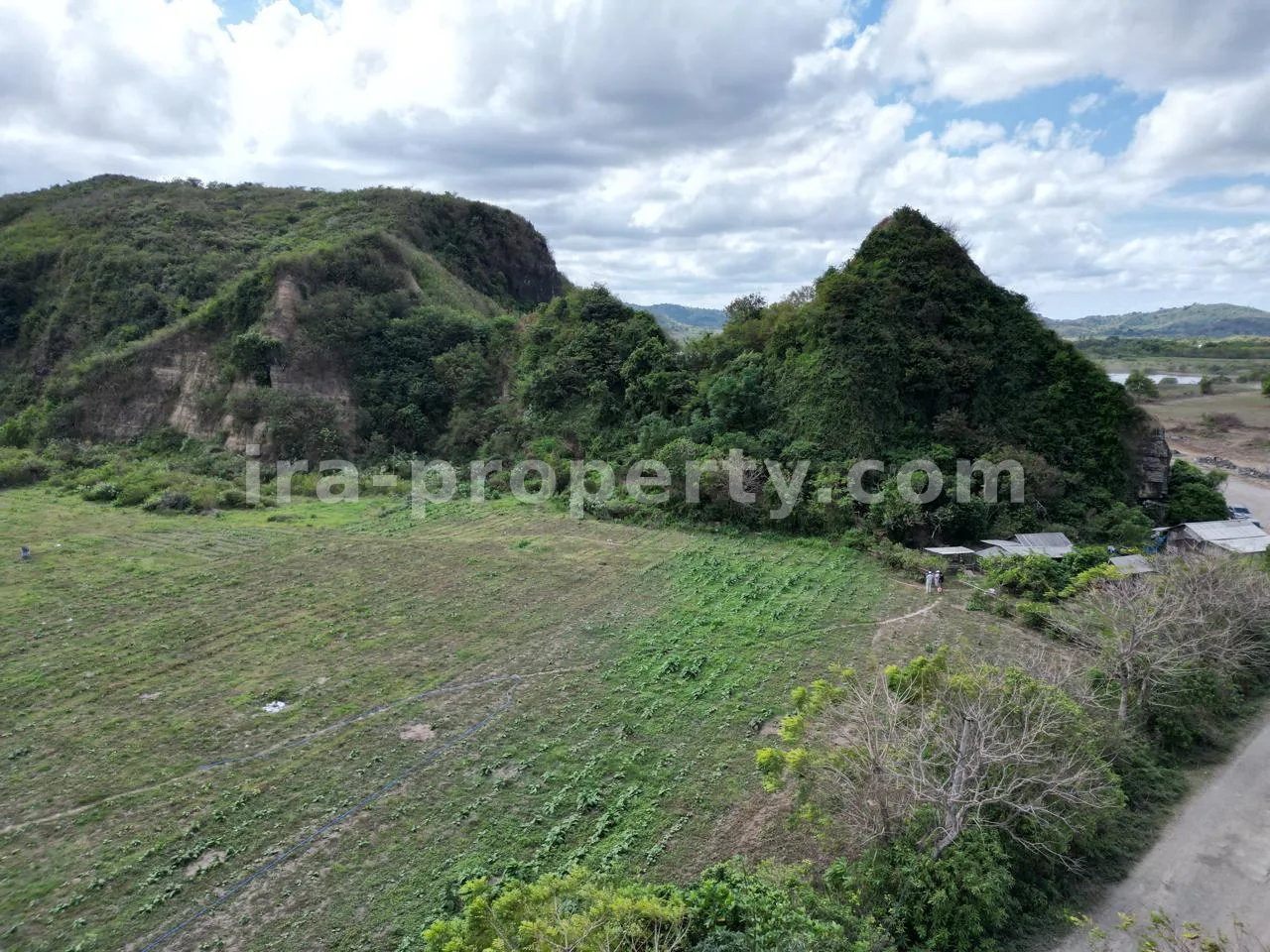 Tanah · Kuta Mandalika · foto 2 dari 10 Tanah Strategis di Dekat Pantai Tanjung Aan, Kuta Mandalika - 506 - 2