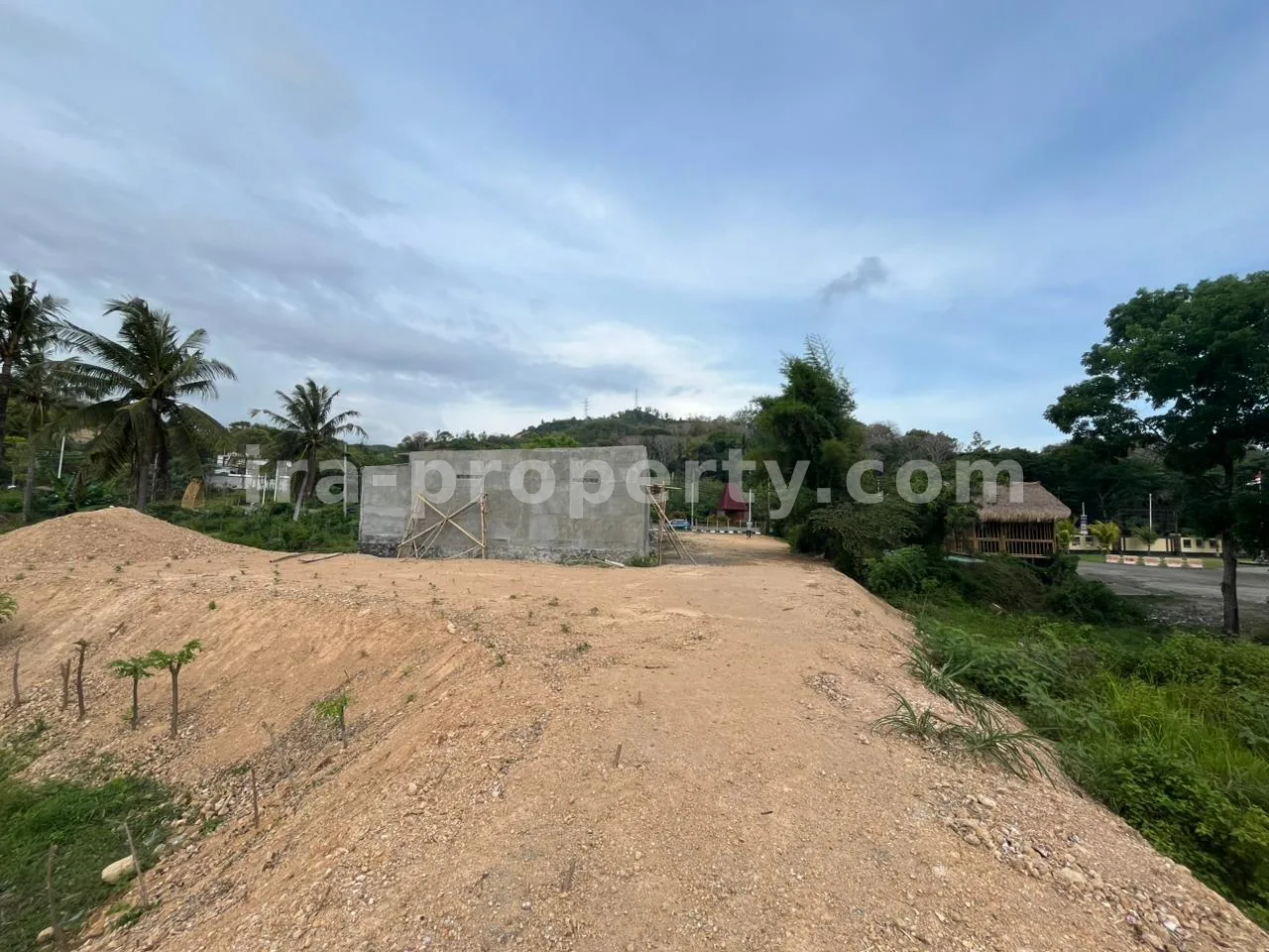 Tanah · Kuta Mandalika · foto 1 dari 9 Tanah Strategis Pinggir Jalan Utama di Kuta Mandalika - 520-2 - 1