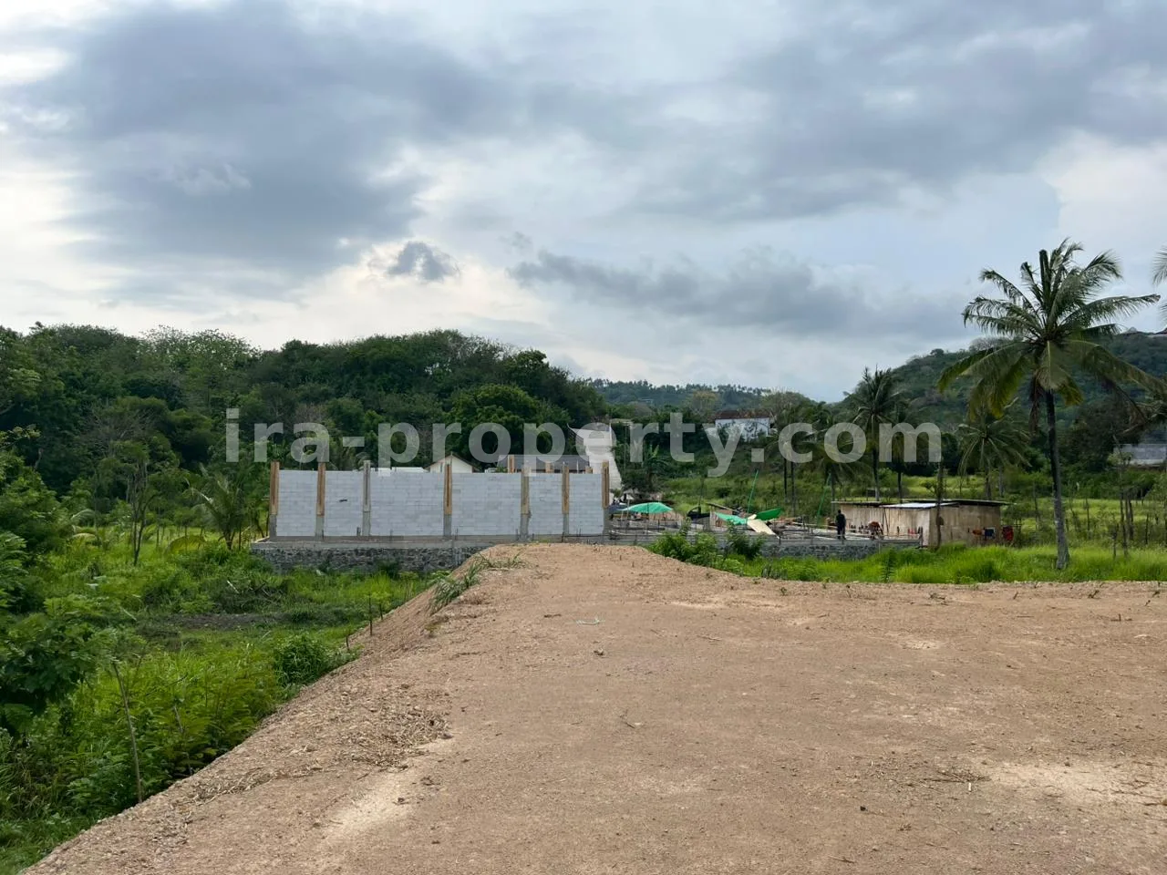 Tanah · Kuta Mandalika · foto 2 dari 9 Tanah Strategis Pinggir Jalan Utama di Kuta Mandalika - 520-2 - 2