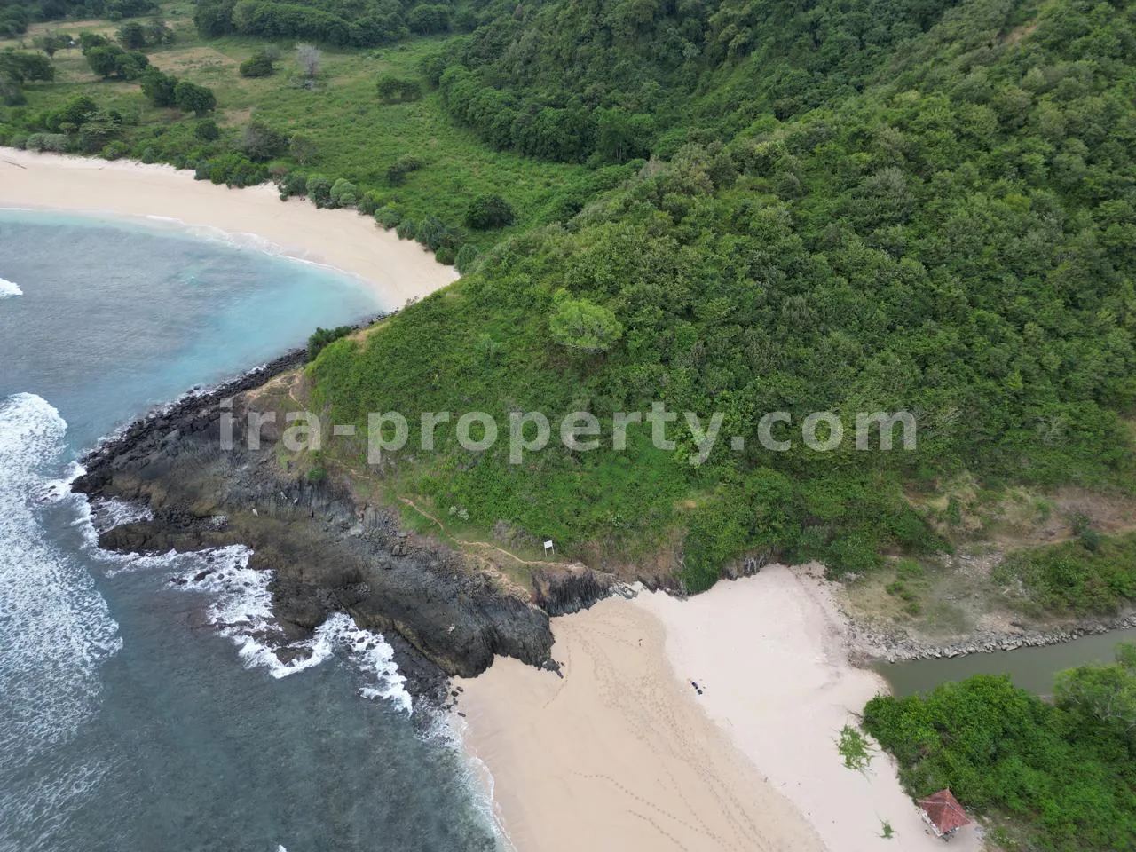Land · Selong Belanak · photo 2 of 5 Beachfront Land for Sale in Selong Belanak - 534 - 2