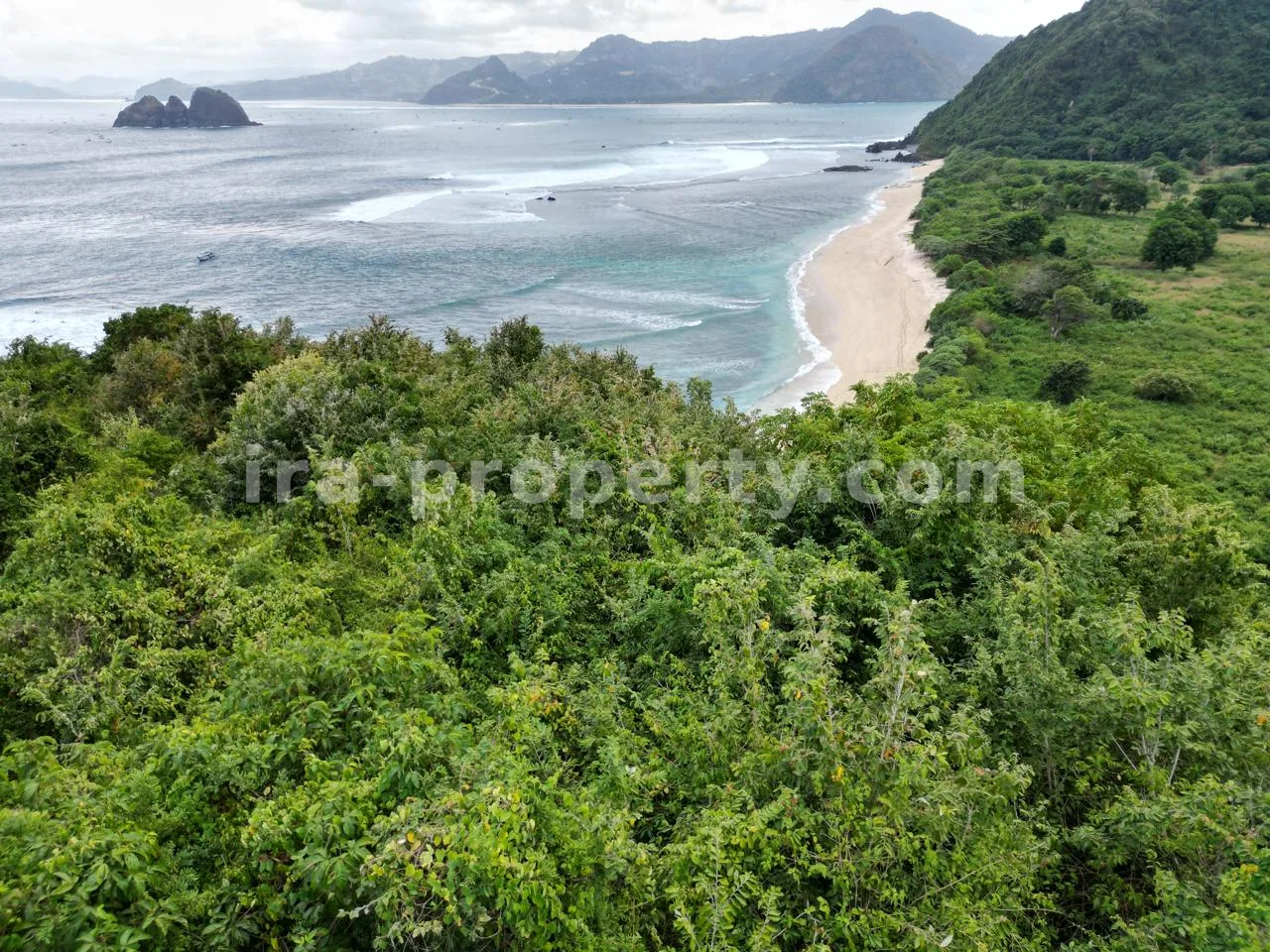 Land · Selong Belanak · photo 3 of 5 Beachfront Land for Sale in Selong Belanak - 534 - 3