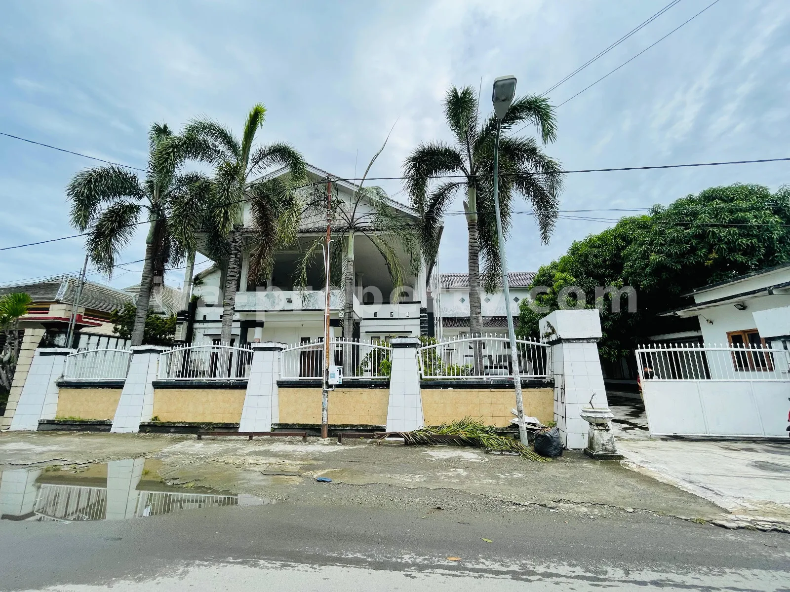 House · Mataram City · photo 1 of 11 Spacious House with Large Yard in Ampenan – Mataram - 1007 - 1