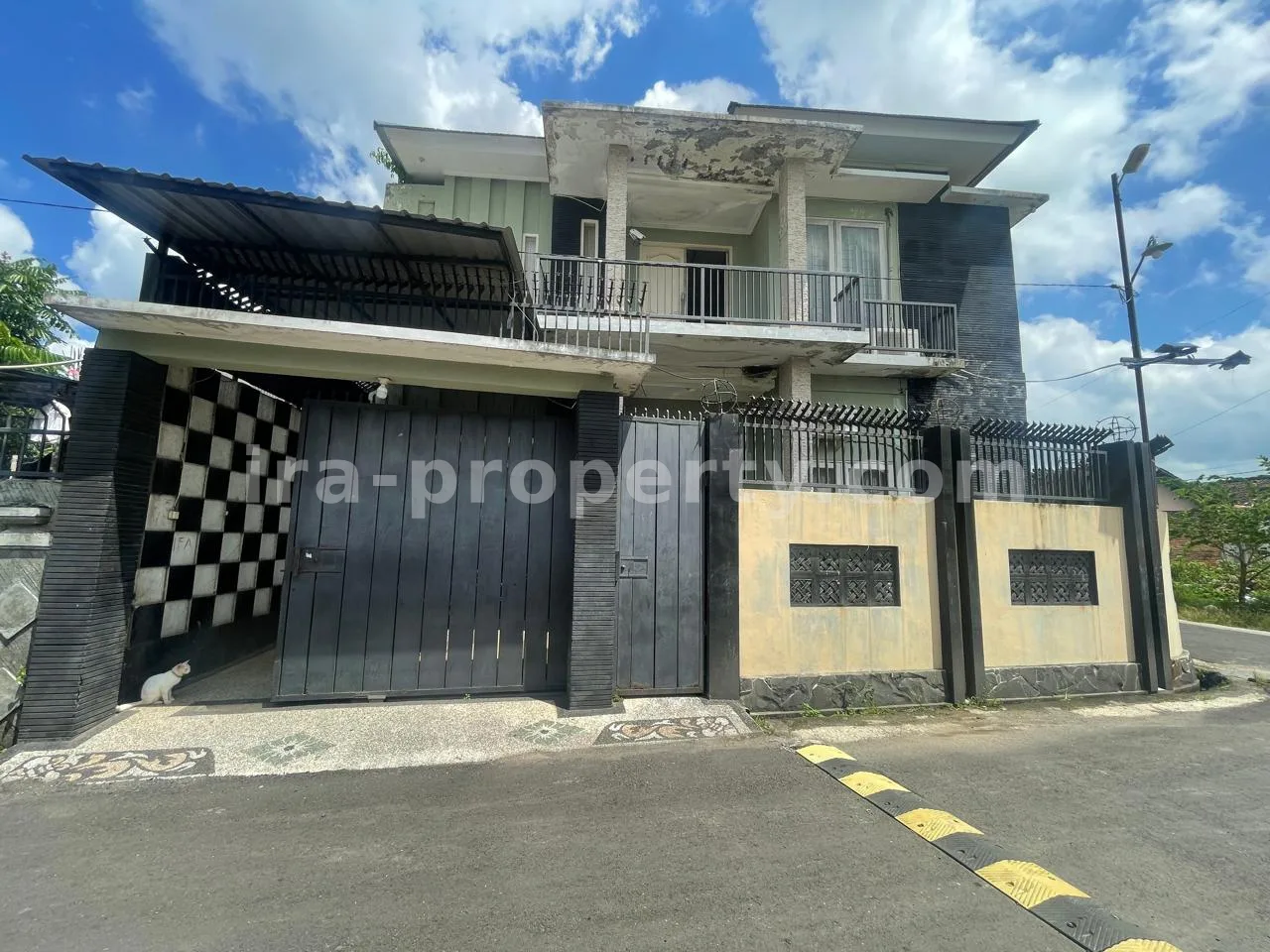 Rumah · Kota Mataram · foto 1 dari 10 Rumah Pojok Masif untuk Dijual di Pejarakan, Mataram - 1015 - 1