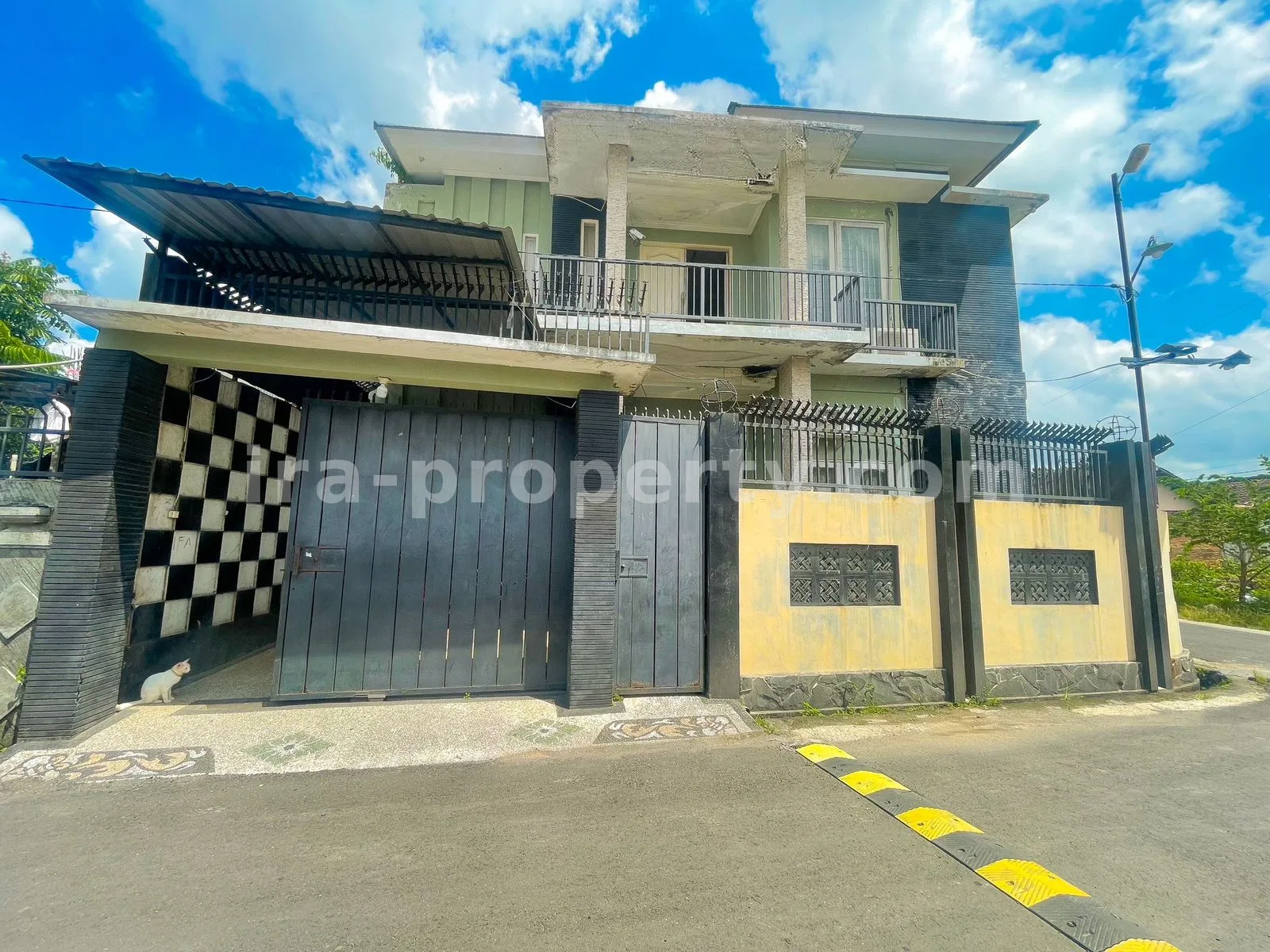 Rumah · Kota Mataram · foto 2 dari 10 Rumah Pojok Masif untuk Dijual di Pejarakan, Mataram - 1015 - 2