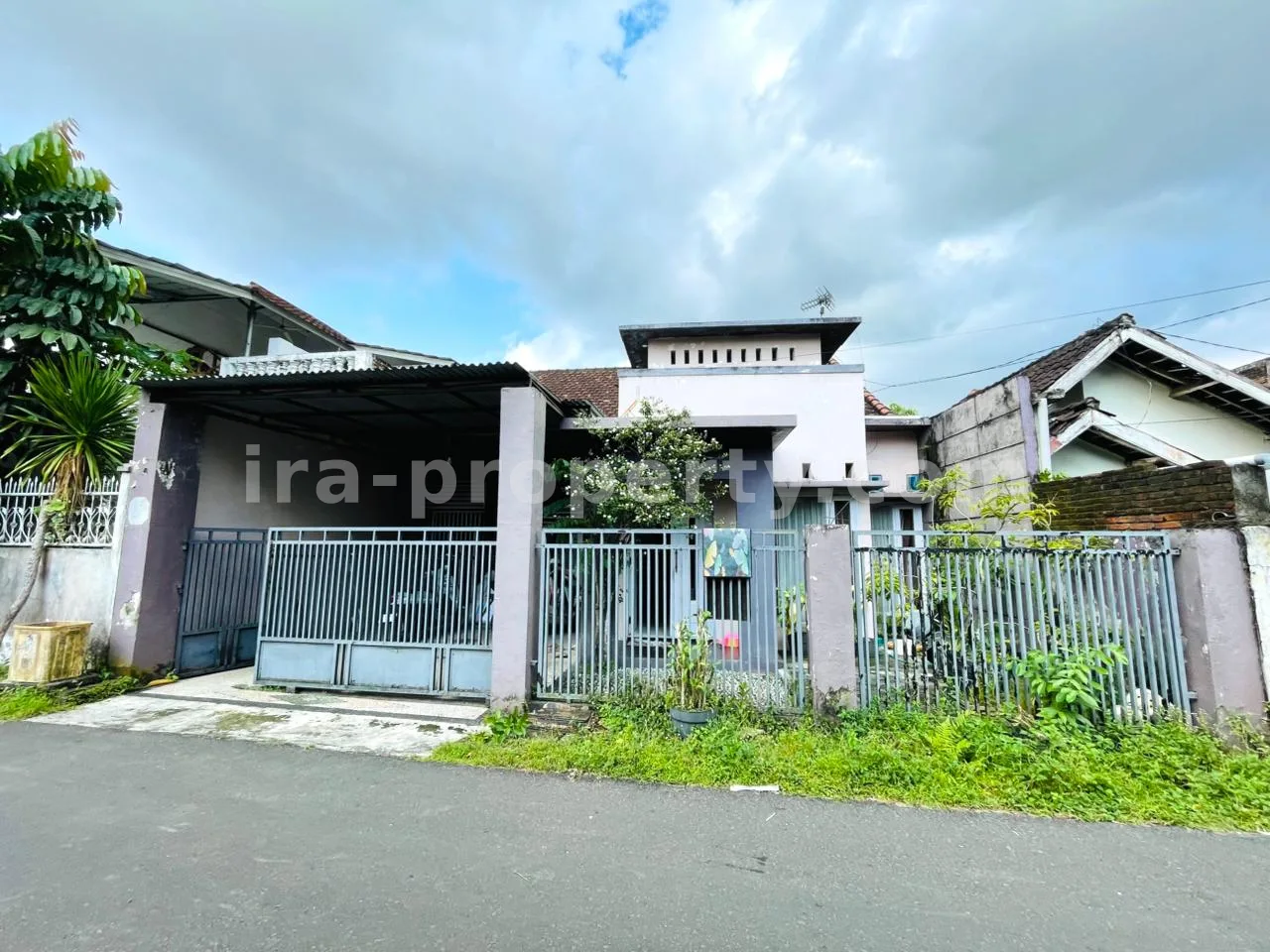 Villa & Hotel · Mataram City · photo 1 of 11 Cozy 3BR Family Home in Rembiga – Prime Location Near Same Hotel, Mataram - 1019 - 1