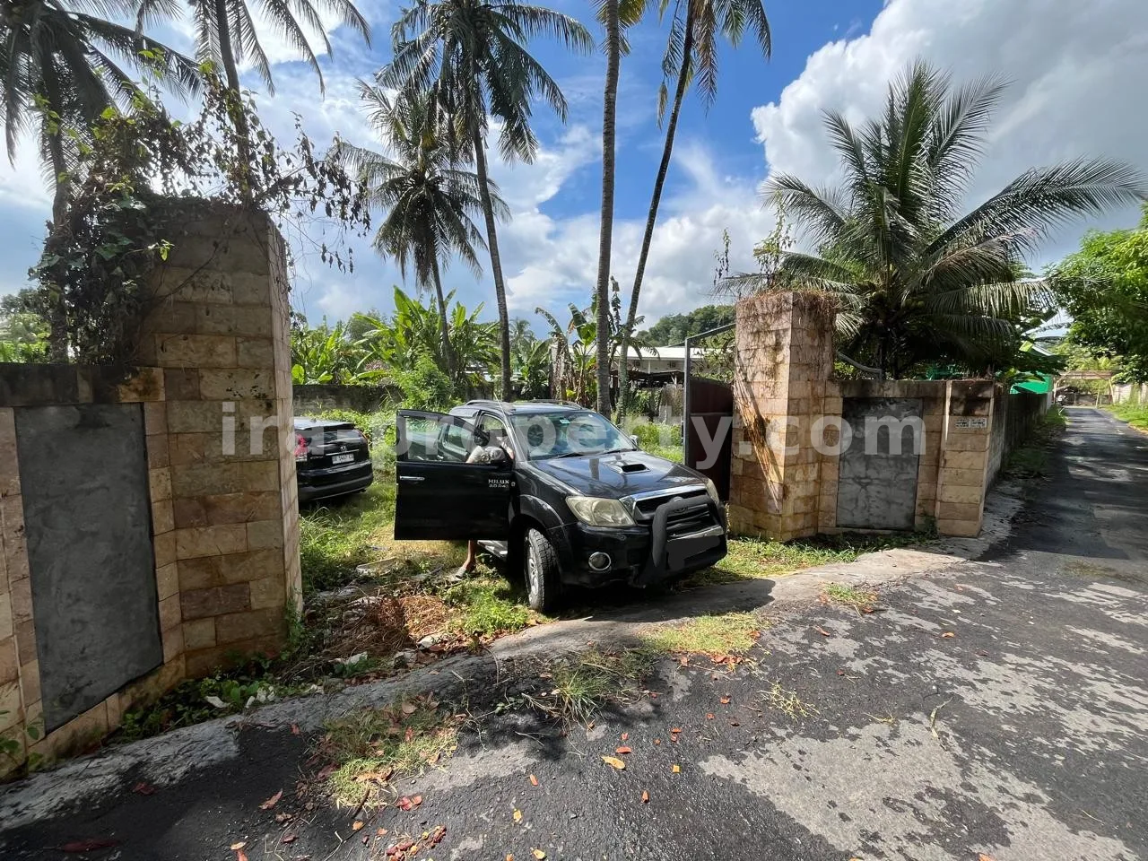 Villa & Hotel · Kuta Mandalika · photo 4 of 5 Secure 1,000 m² Villa Plot Near Kuta Mandalika – Fully Fenced & Ready for Development - 554 - 4