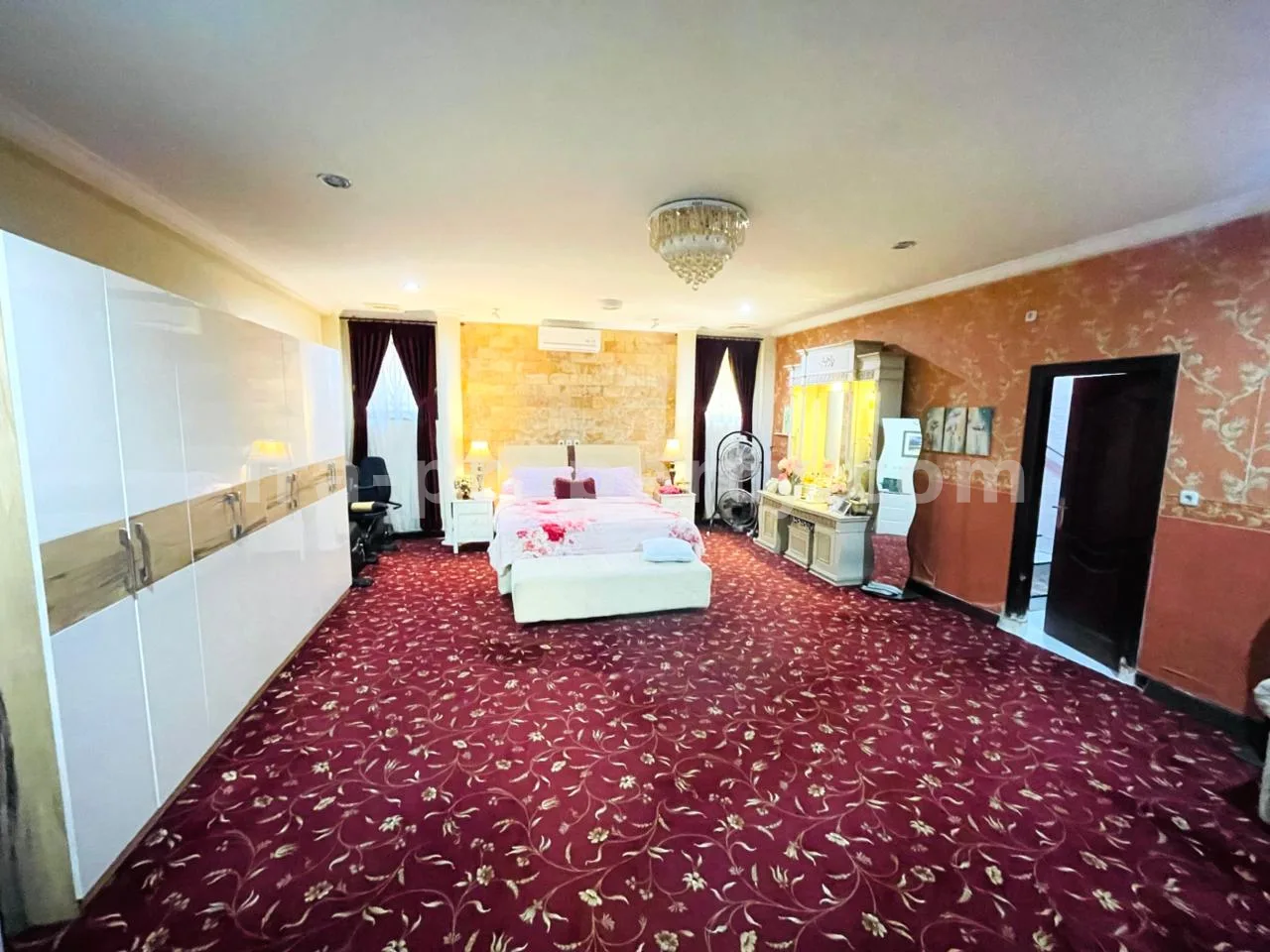 Mansion Mewah 7 Kamar dengan Kolam Renang di Mataram - 1016 - 9