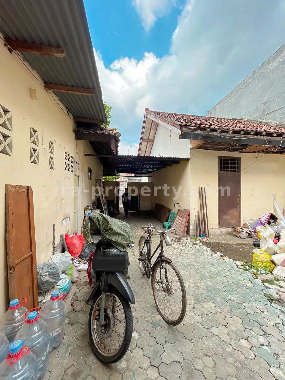 House with Commercial Space for Sale in Taman Baru, Mataram – Near Epicentrum Mall - 1033 - 13