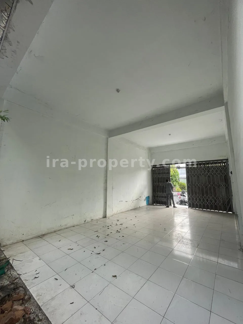 Shophouse & Commercial · Mataram City · photo 5 of 6 3 Commercial Shophouses + Large Rear Land for Sale in Central Mataram - 193 - 5